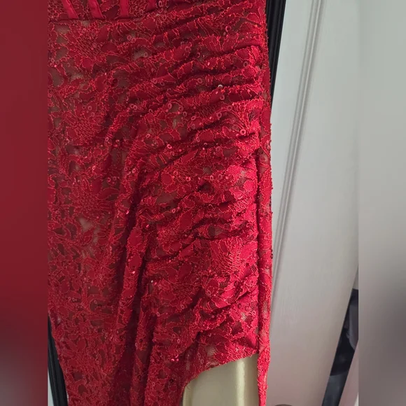 Elegant Red Lace Evening Gown - Picture 6 of 10